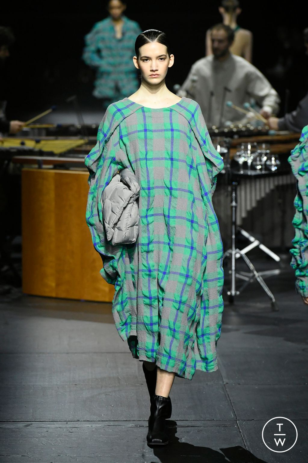 Fashion Week Paris Fall/Winter 2023 look 17 de la collection Issey Miyake womenswear