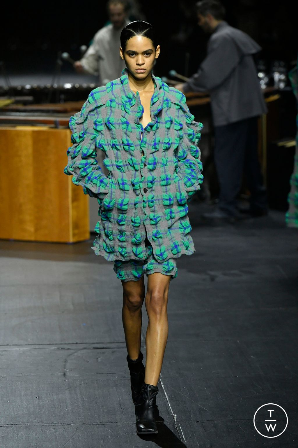 Fashion Week Paris Fall/Winter 2023 look 18 de la collection Issey Miyake womenswear