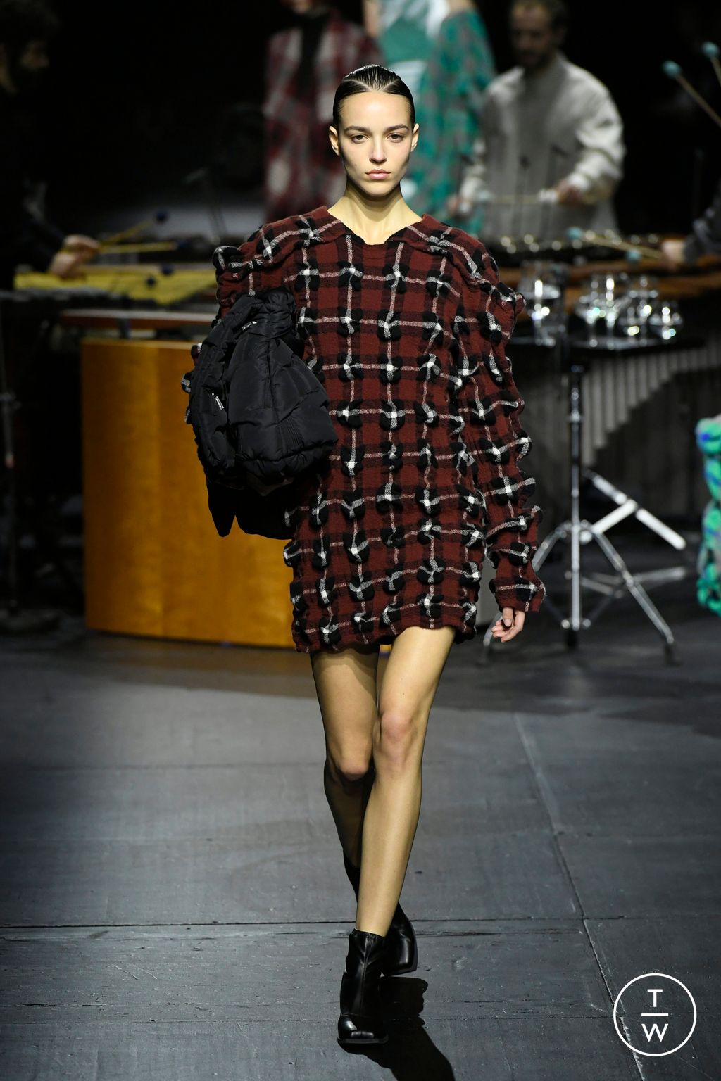 Fashion Week Paris Fall/Winter 2023 look 19 de la collection Issey Miyake womenswear