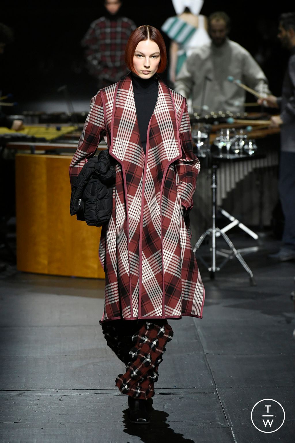 Fashion Week Paris Fall/Winter 2023 look 20 from the Issey Miyake collection womenswear