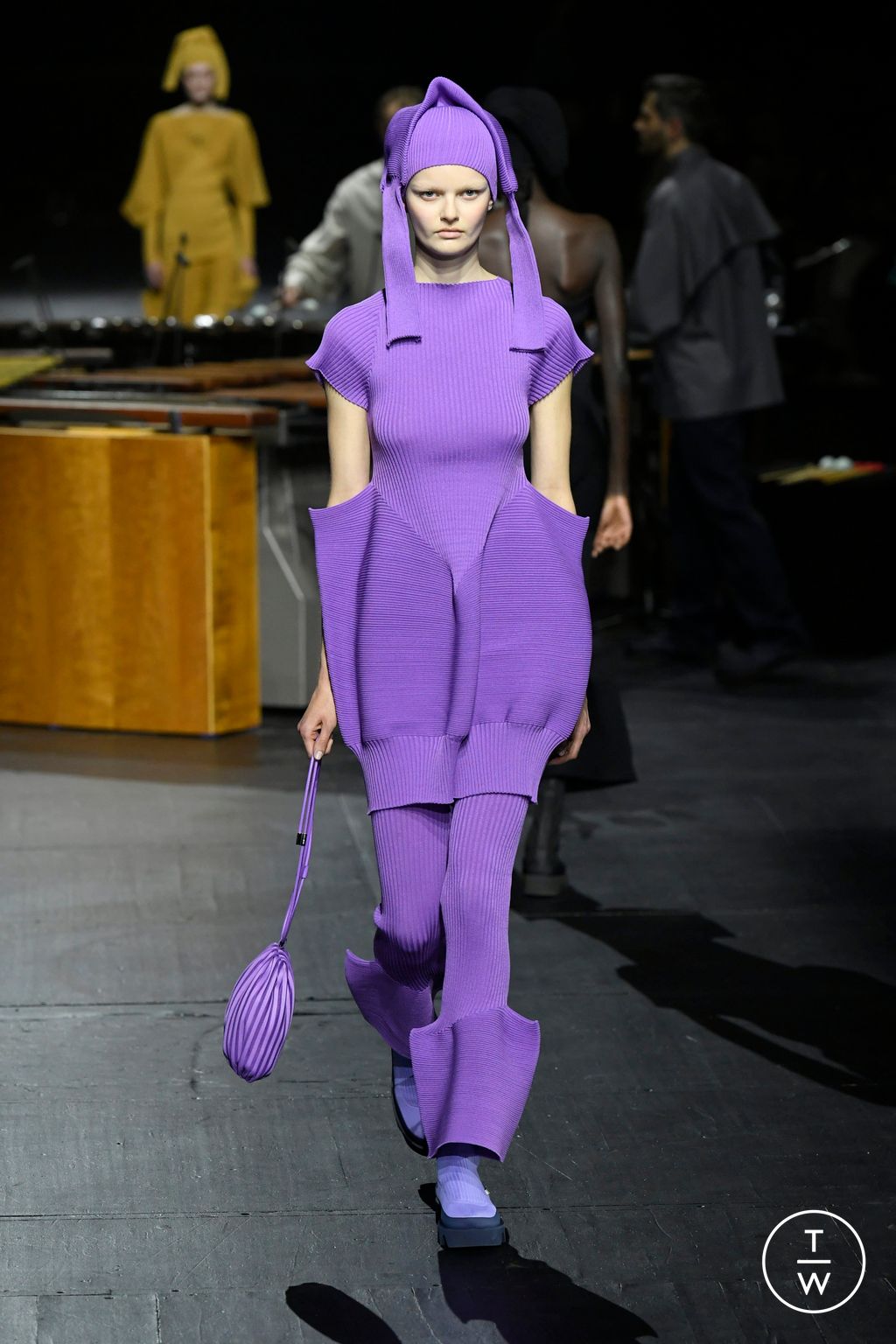 Fashion Week Paris Fall/Winter 2023 look 23 from the Issey Miyake collection womenswear
