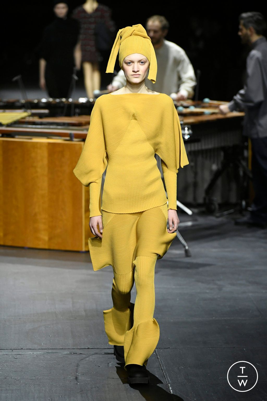Fashion Week Paris Fall/Winter 2023 look 24 from the Issey Miyake collection womenswear