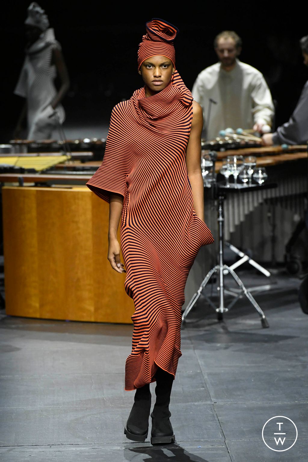 Fashion Week Paris Fall/Winter 2023 look 26 de la collection Issey Miyake womenswear
