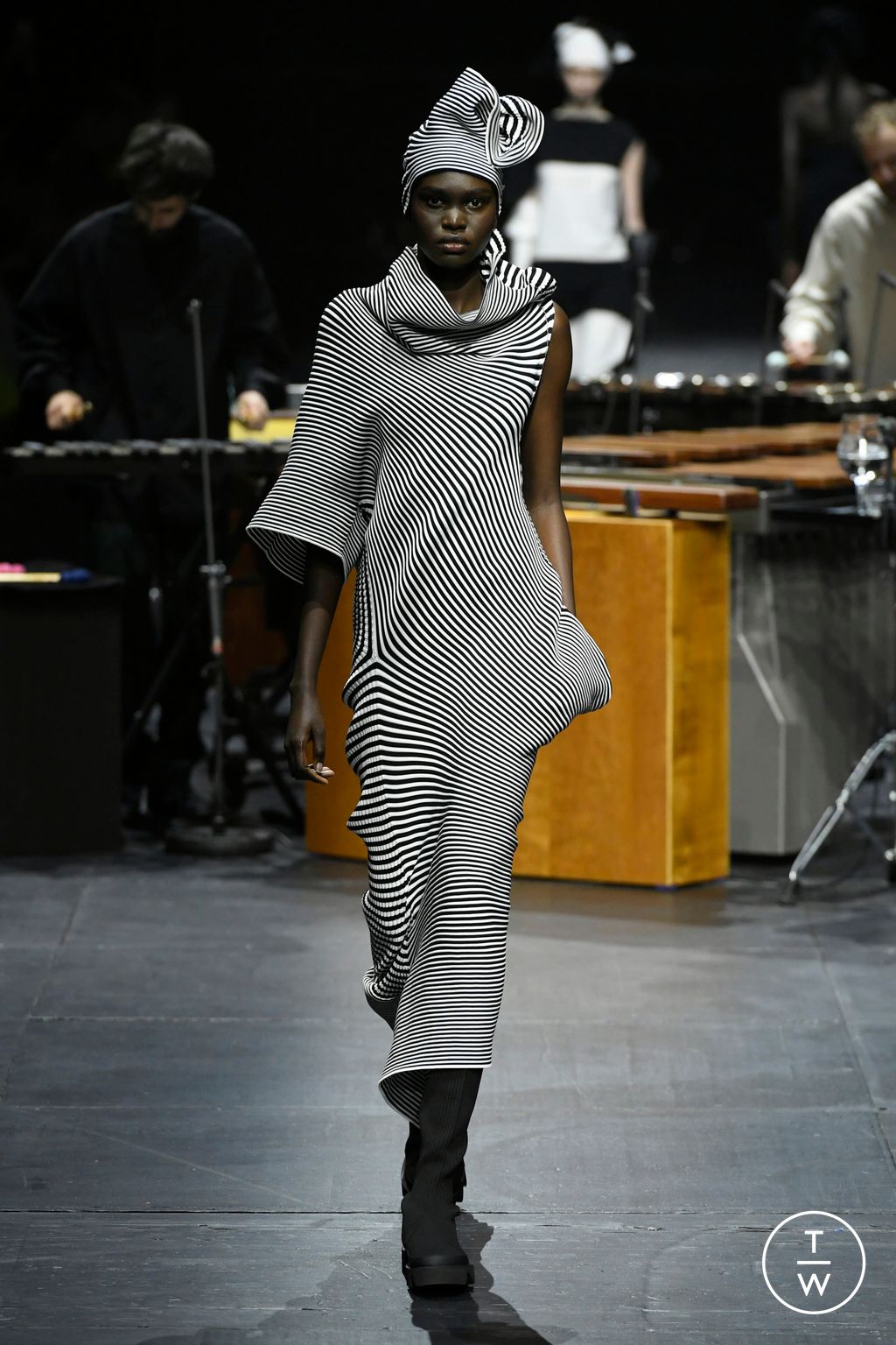 Fashion Week Paris Fall/Winter 2023 look 27 from the Issey Miyake collection womenswear