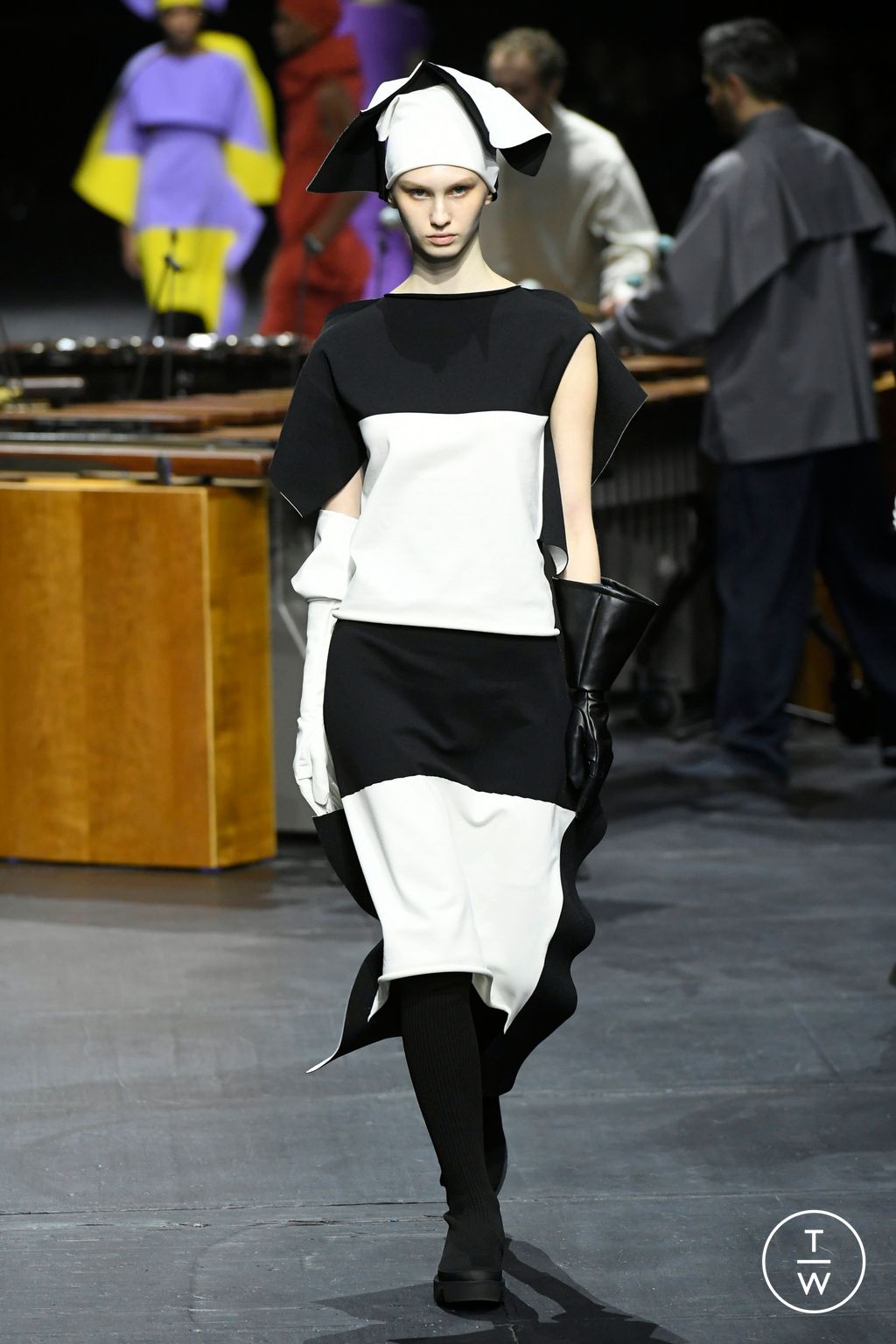 Fashion Week Paris Fall/Winter 2023 look 28 from the Issey Miyake collection womenswear