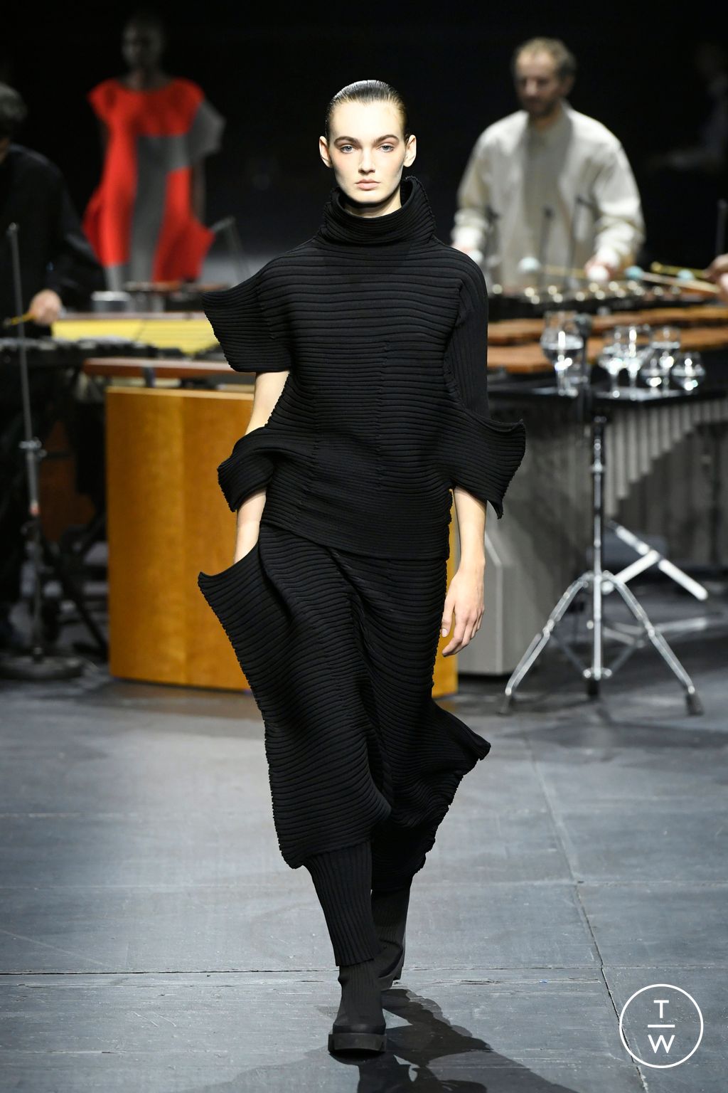 Fashion Week Paris Fall/Winter 2023 look 33 de la collection Issey Miyake womenswear