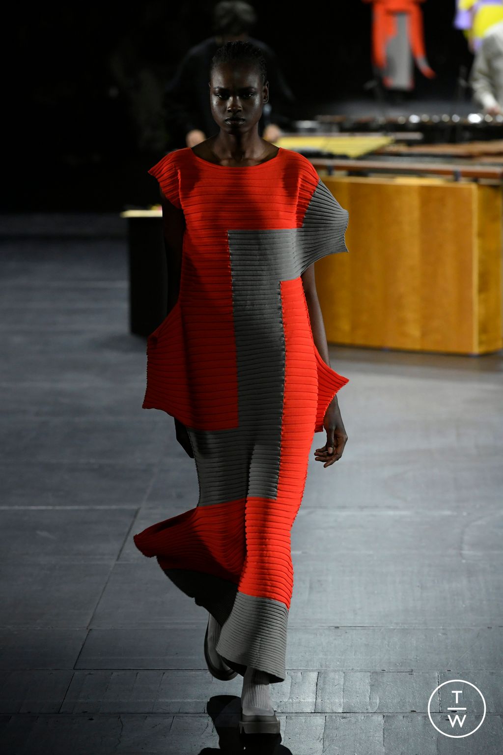Fashion Week Paris Fall/Winter 2023 look 34 from the Issey Miyake collection womenswear