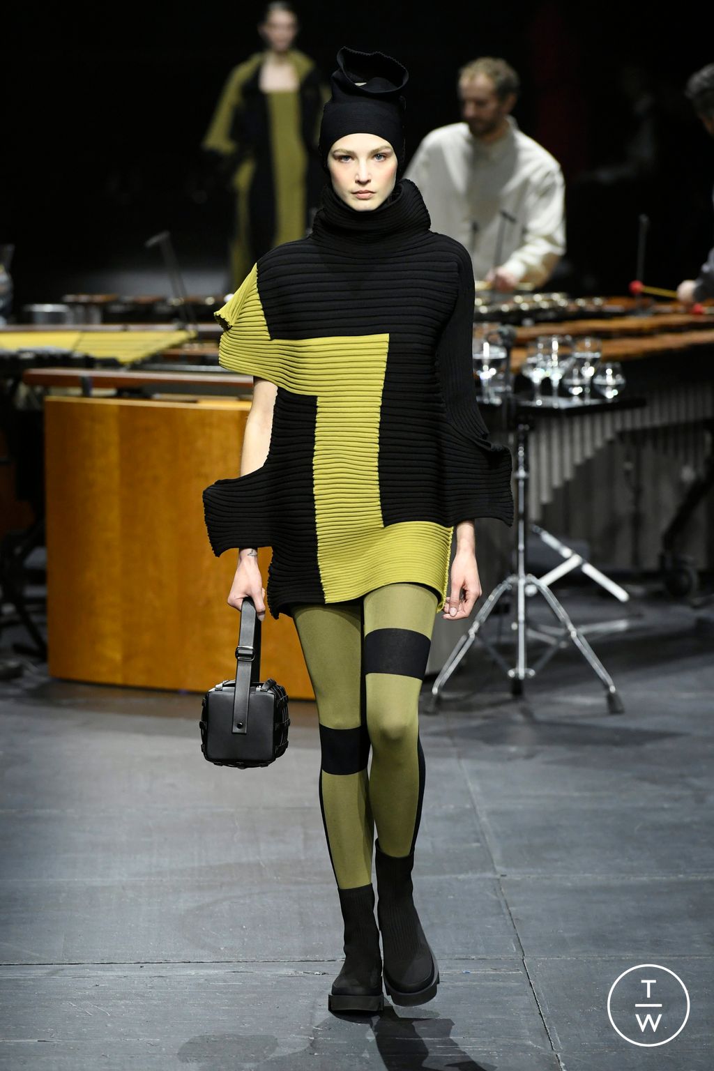 Fashion Week Paris Fall/Winter 2023 look 36 de la collection Issey Miyake womenswear