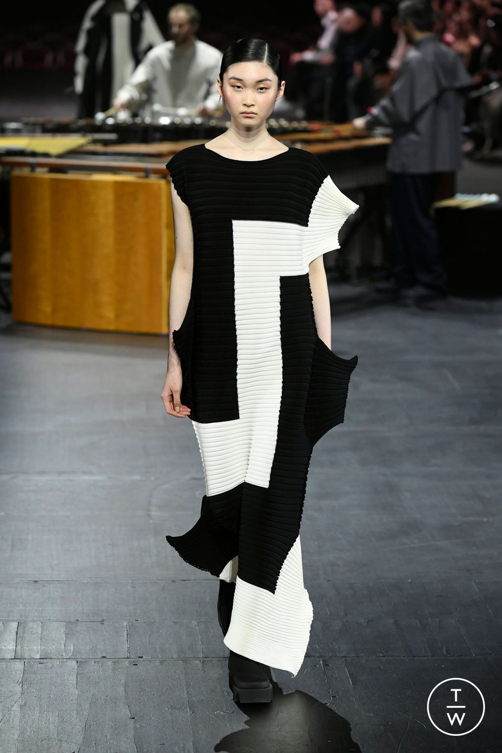 Fashion Week Paris Fall/Winter 2023 look 38 from the Issey Miyake collection 女装