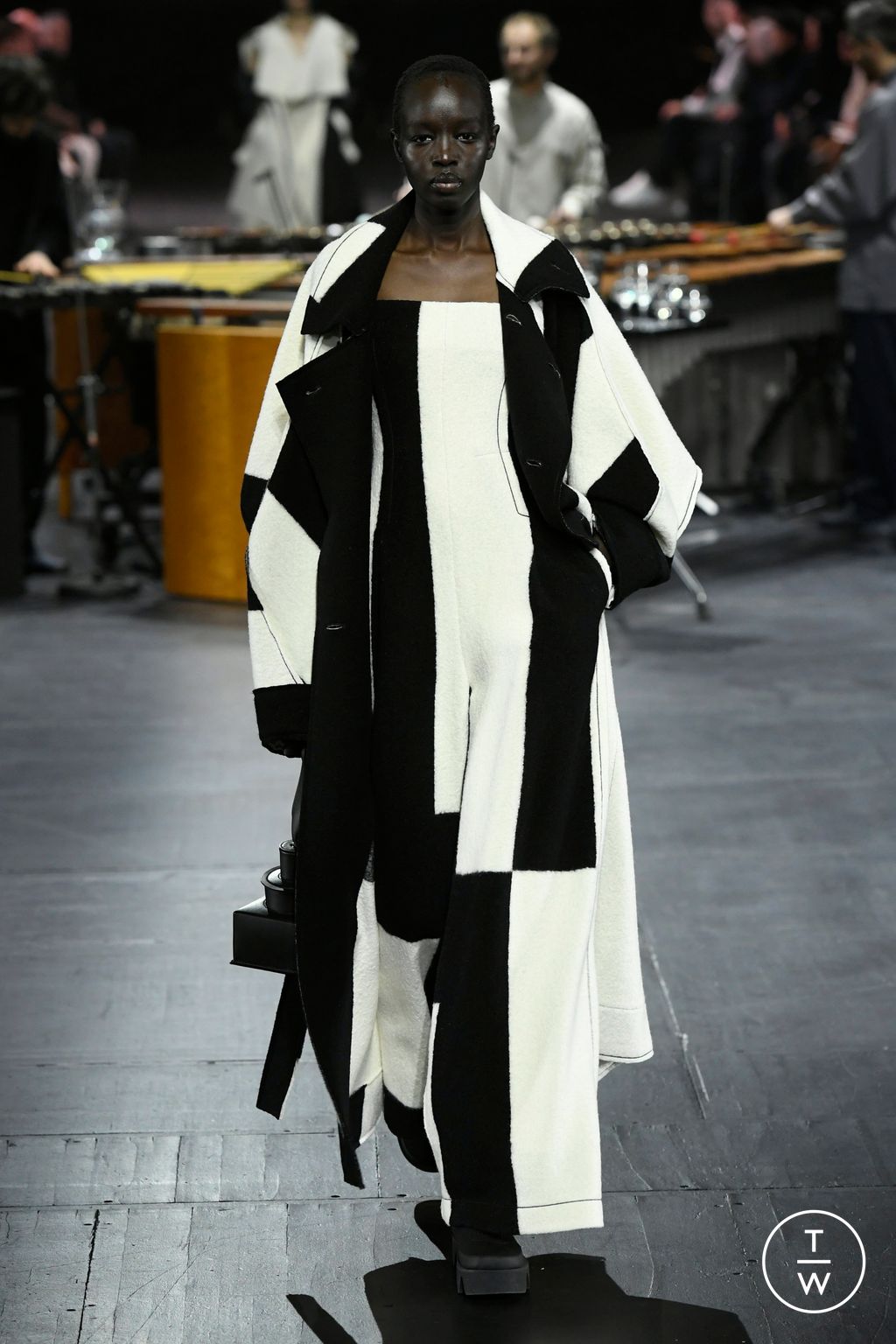 Fashion Week Paris Fall/Winter 2023 look 39 from the Issey Miyake collection womenswear