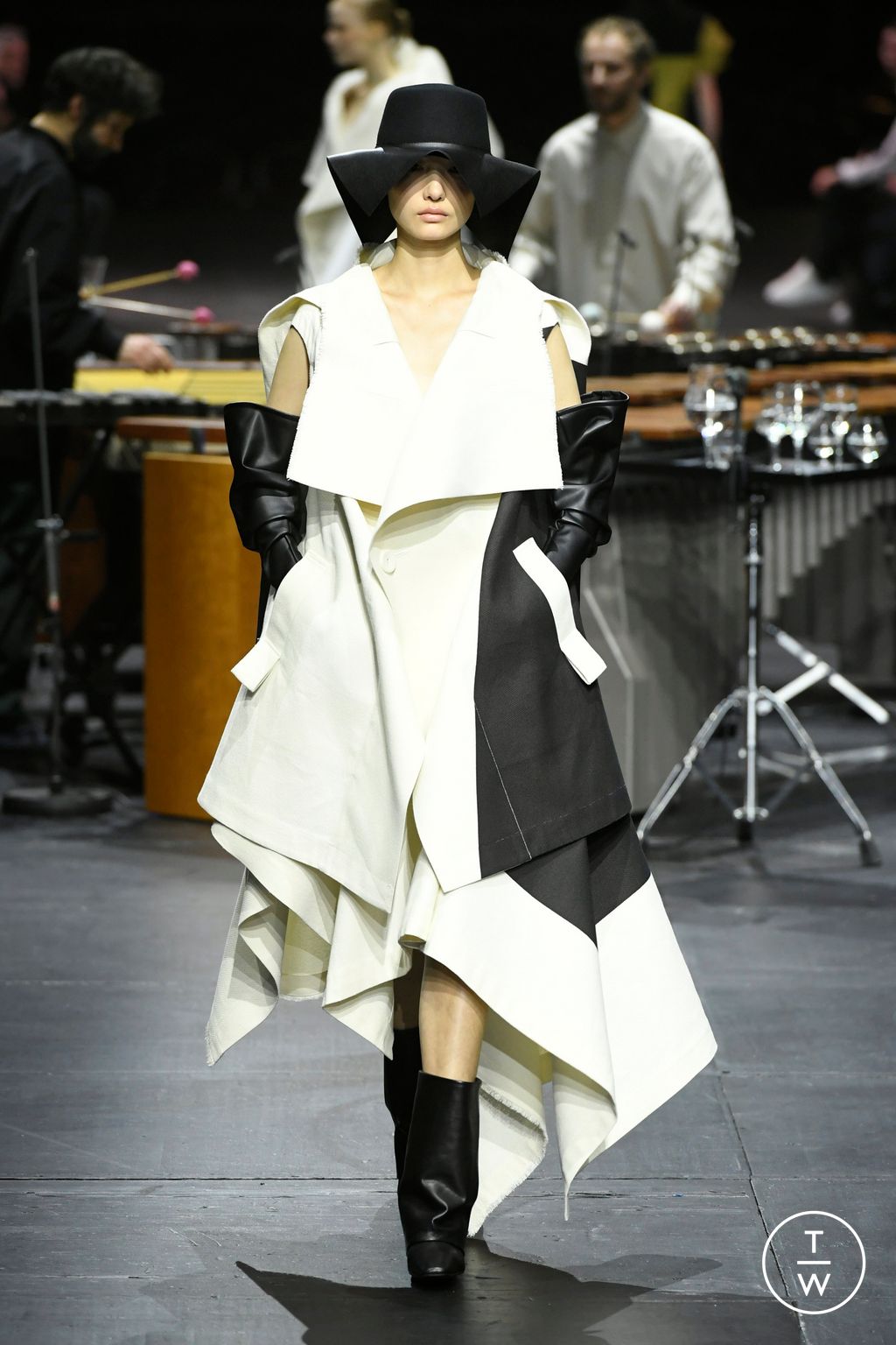 Fashion Week Paris Fall/Winter 2023 look 40 de la collection Issey Miyake womenswear