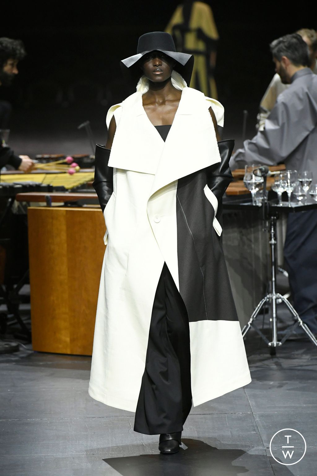 Fashion Week Paris Fall/Winter 2023 look 42 from the Issey Miyake collection womenswear
