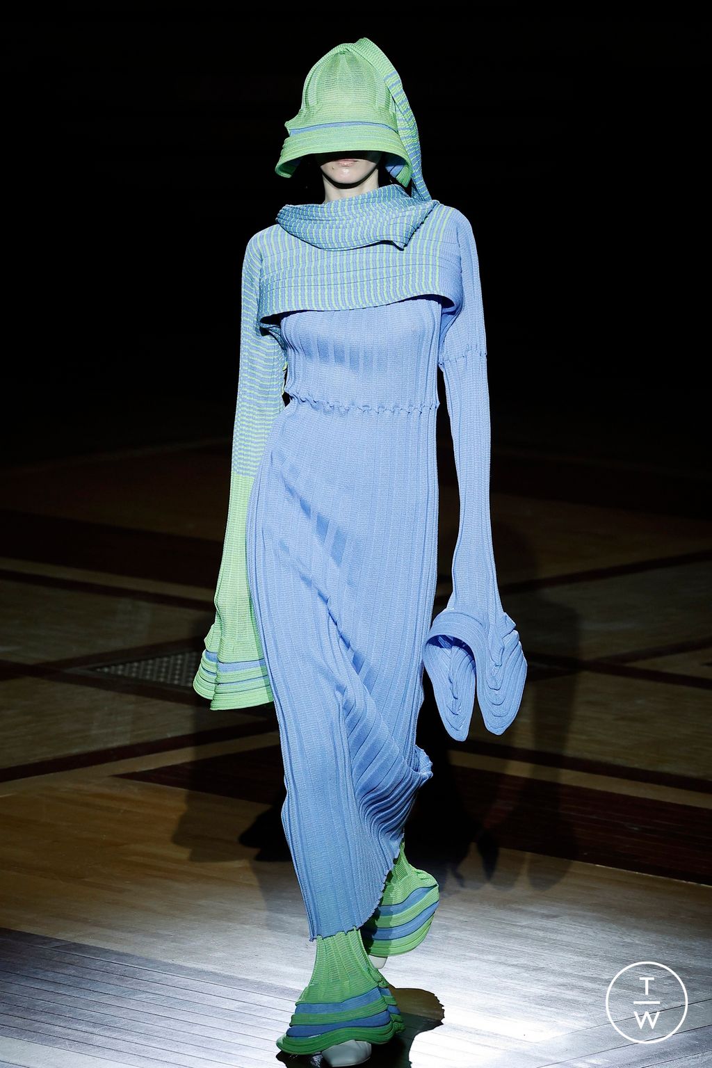 Fashion Week Paris Fall/Winter 2024 look 1 from the Issey Miyake collection womenswear