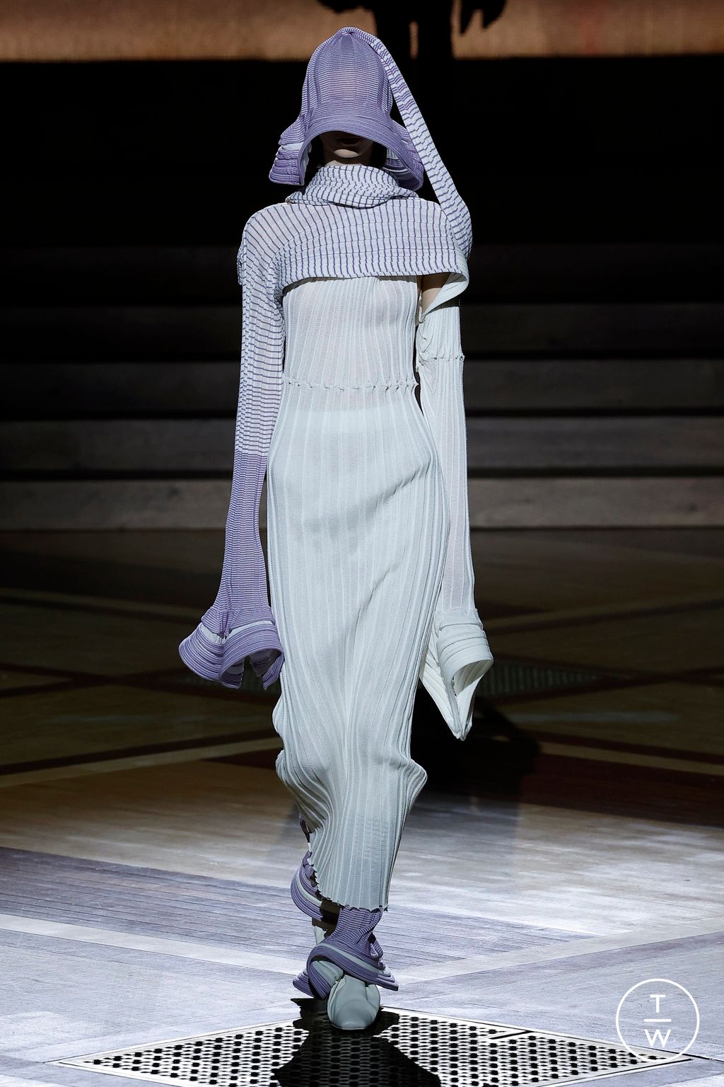 Fashion Week Paris Fall/Winter 2024 look 2 from the Issey Miyake collection womenswear