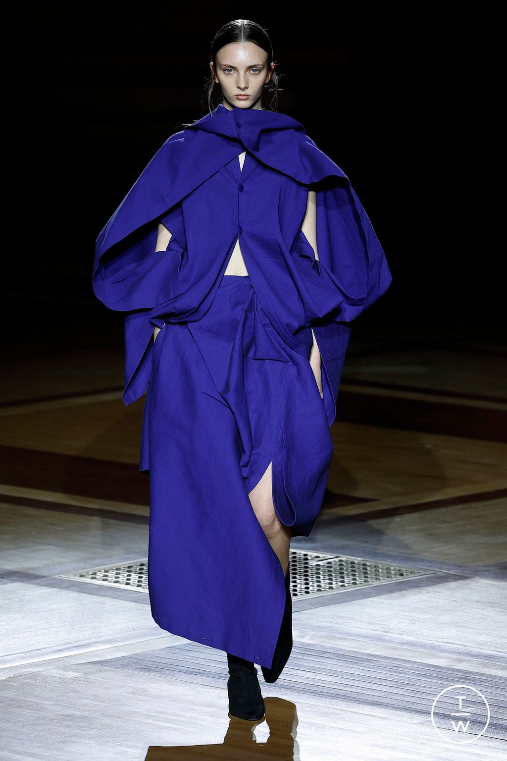 Fashion Week Paris Fall/Winter 2024 look 6 from the Issey Miyake collection 女装