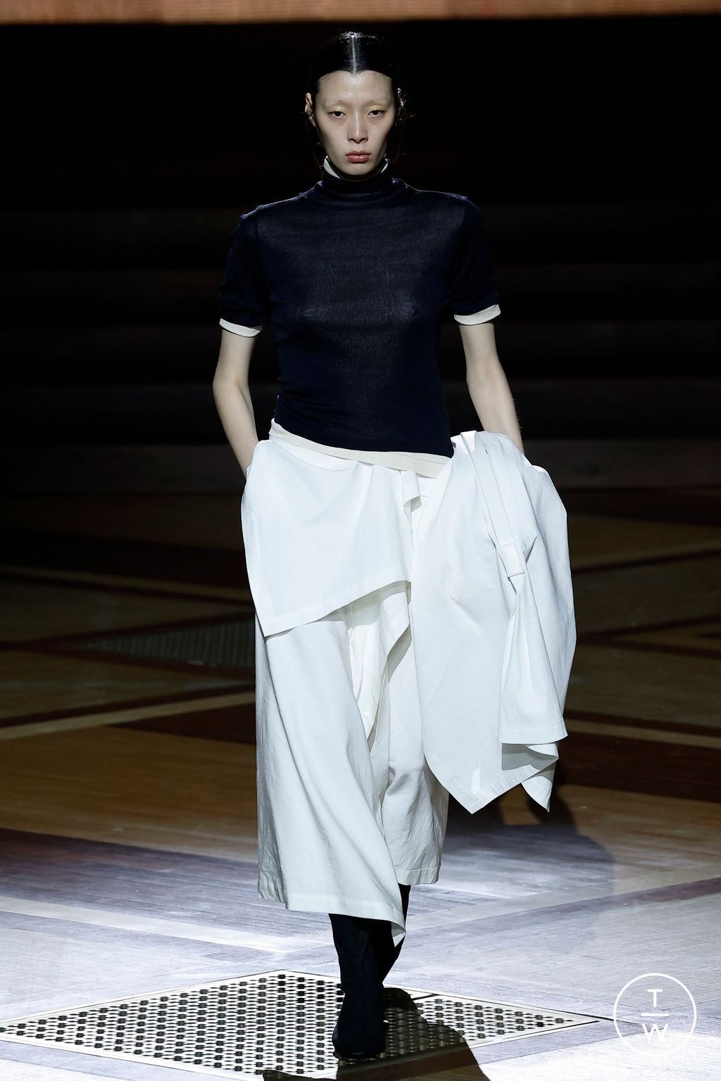 Fashion Week Paris Fall/Winter 2024 look 8 de la collection Issey Miyake womenswear