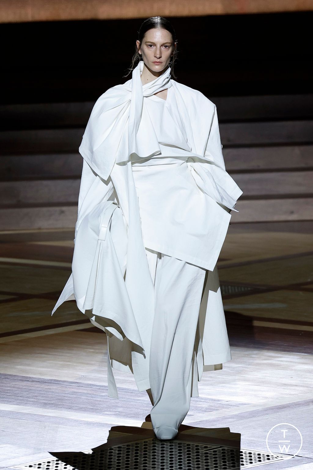Fashion Week Paris Fall/Winter 2024 look 10 from the Issey Miyake collection 女装