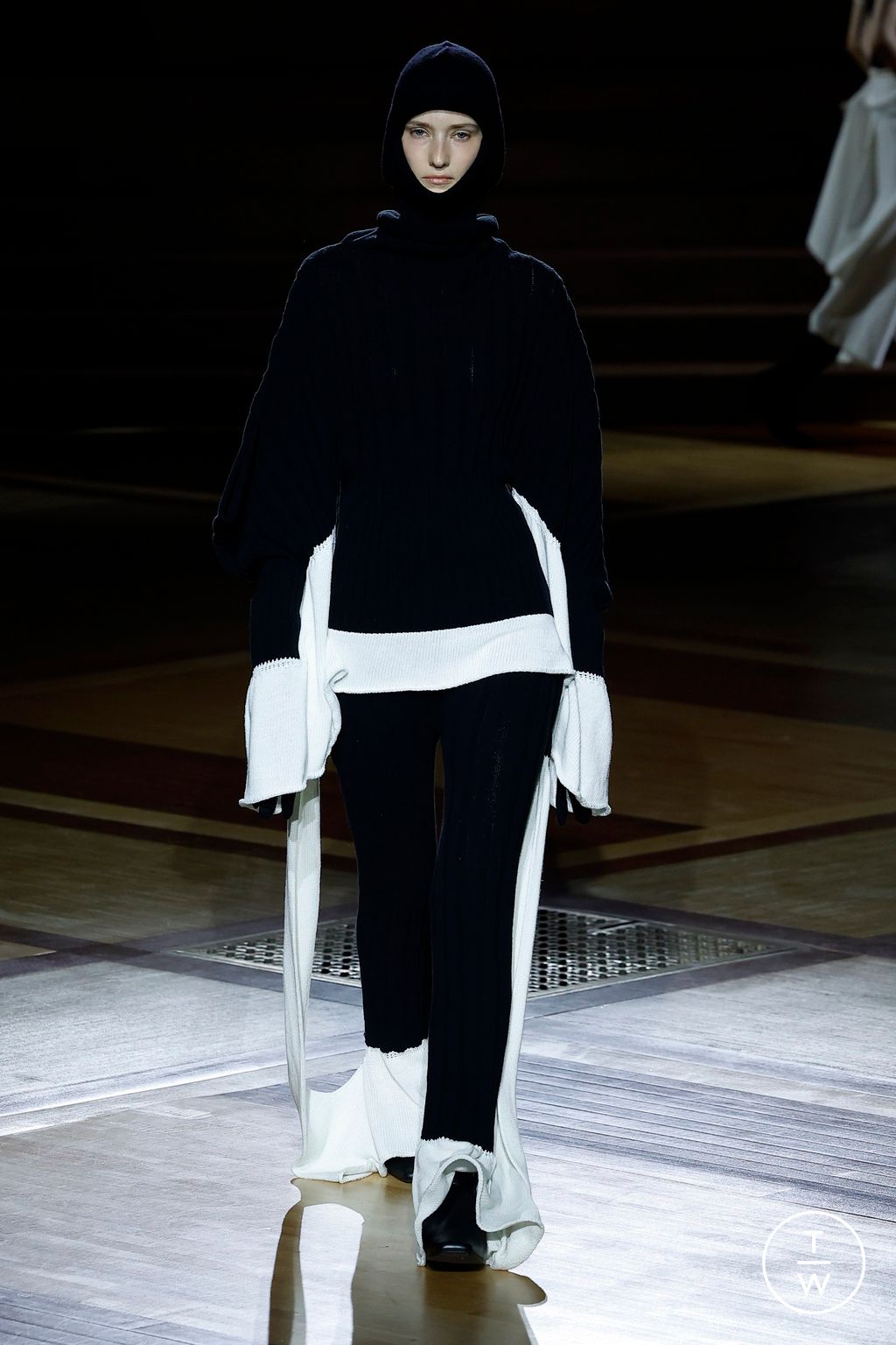 Fashion Week Paris Fall/Winter 2024 look 11 from the Issey Miyake collection womenswear