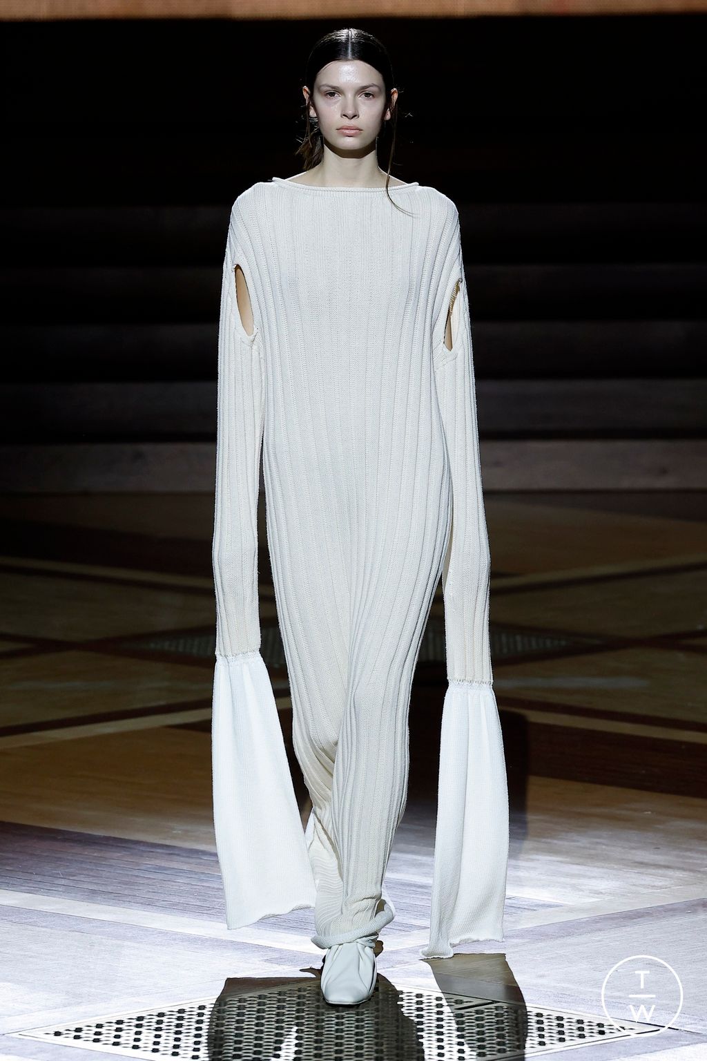 Fashion Week Paris Fall/Winter 2024 look 12 de la collection Issey Miyake womenswear