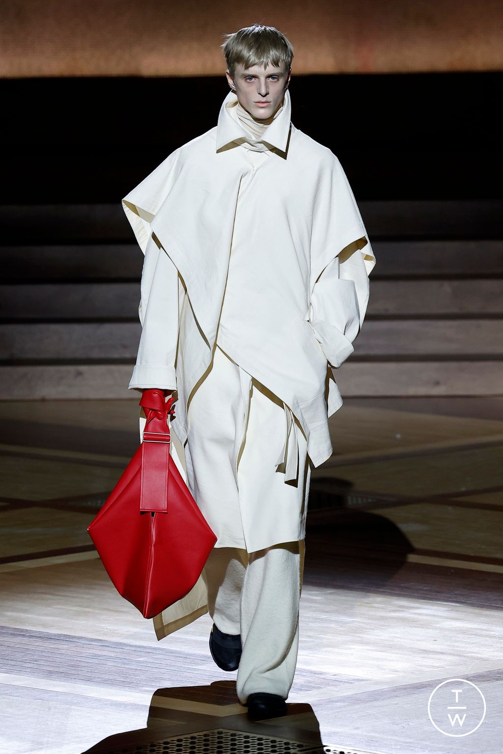 Fashion Week Paris Fall/Winter 2024 look 16 from the Issey Miyake collection womenswear