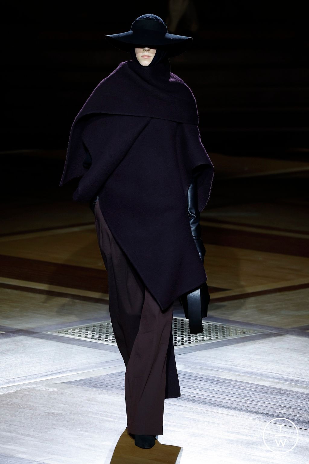 Fashion Week Paris Fall/Winter 2024 look 19 from the Issey Miyake collection womenswear