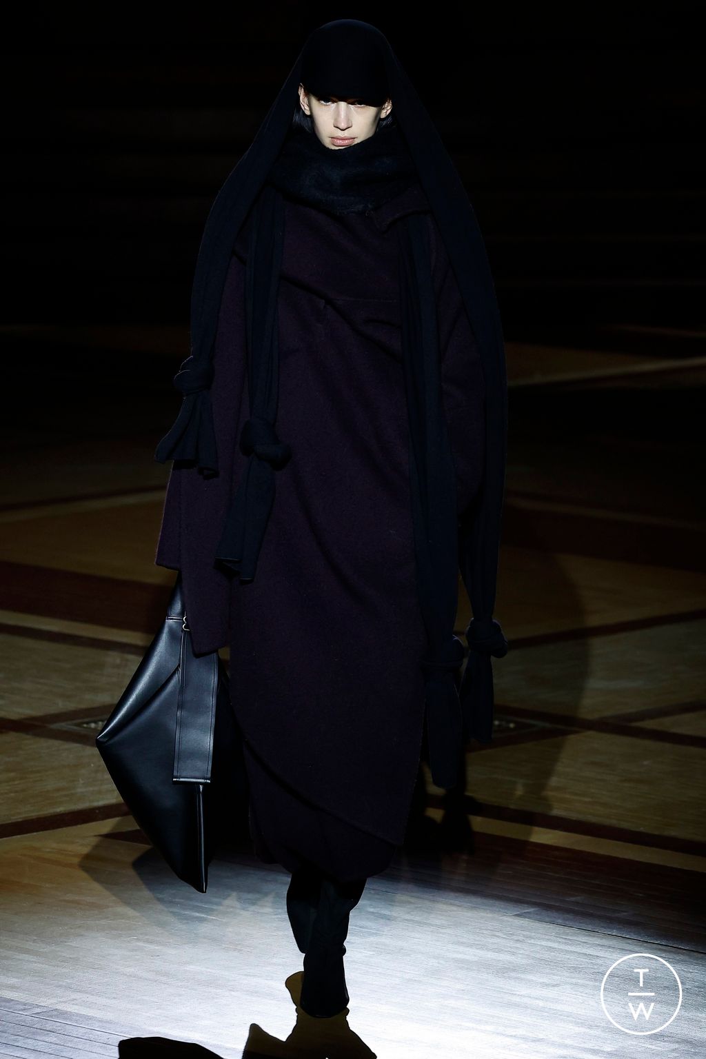Fashion Week Paris Fall/Winter 2024 look 24 from the Issey Miyake collection womenswear