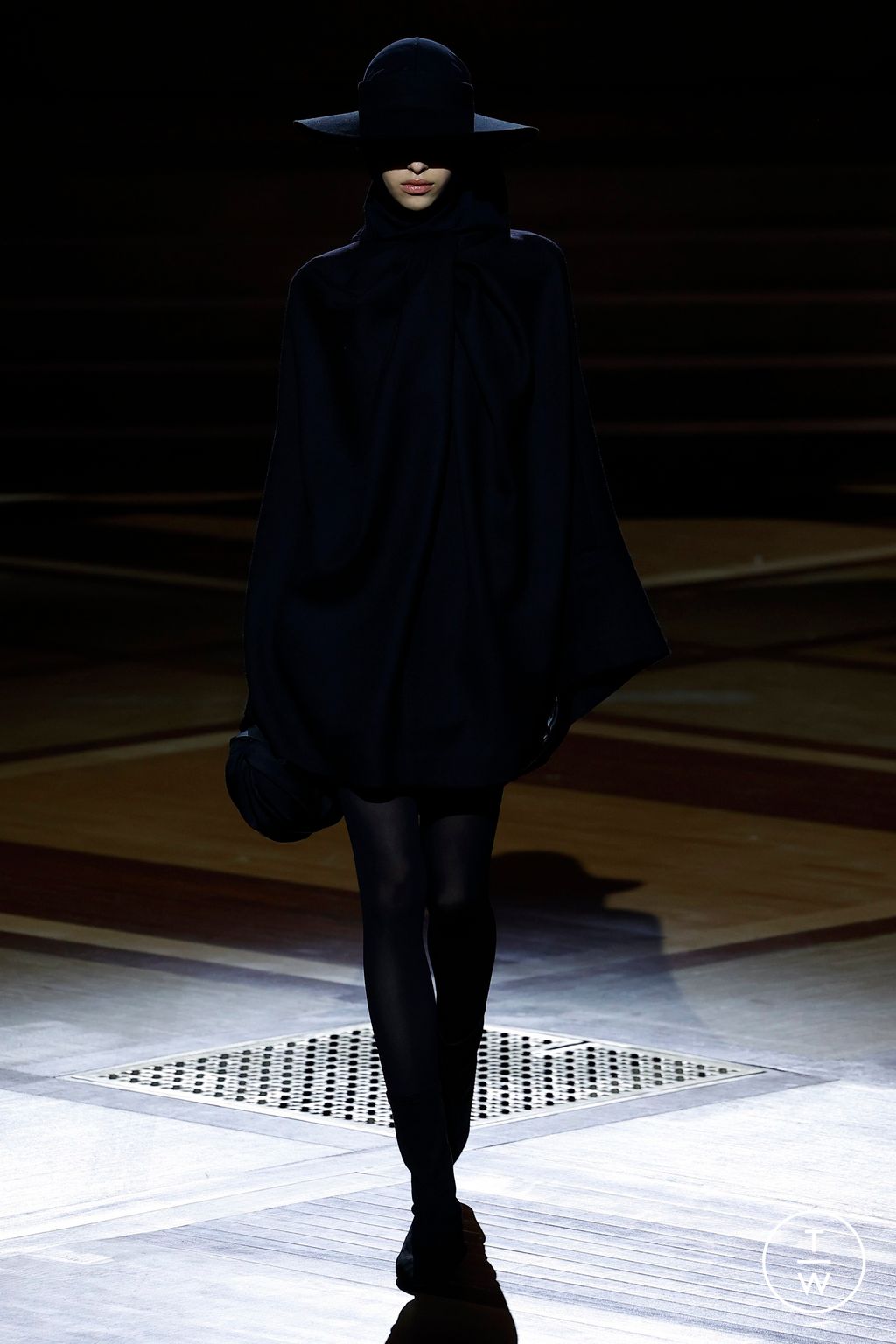 Fashion Week Paris Fall/Winter 2024 look 25 de la collection Issey Miyake womenswear