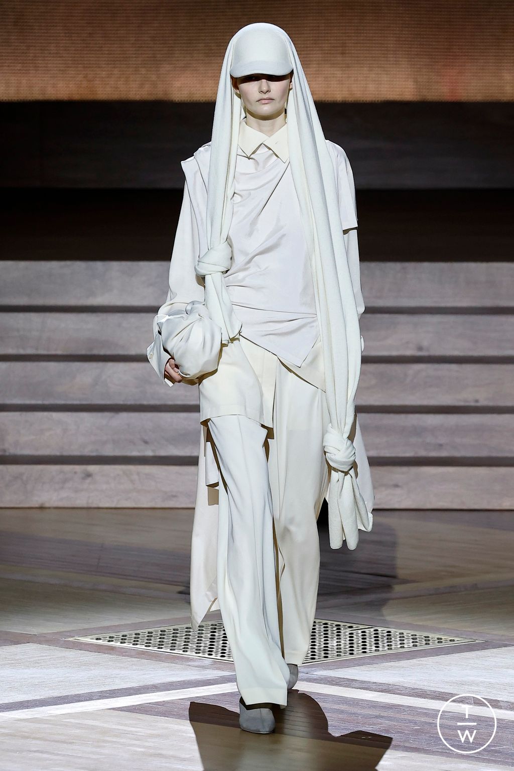Fashion Week Paris Fall/Winter 2024 look 26 from the Issey Miyake collection 女装
