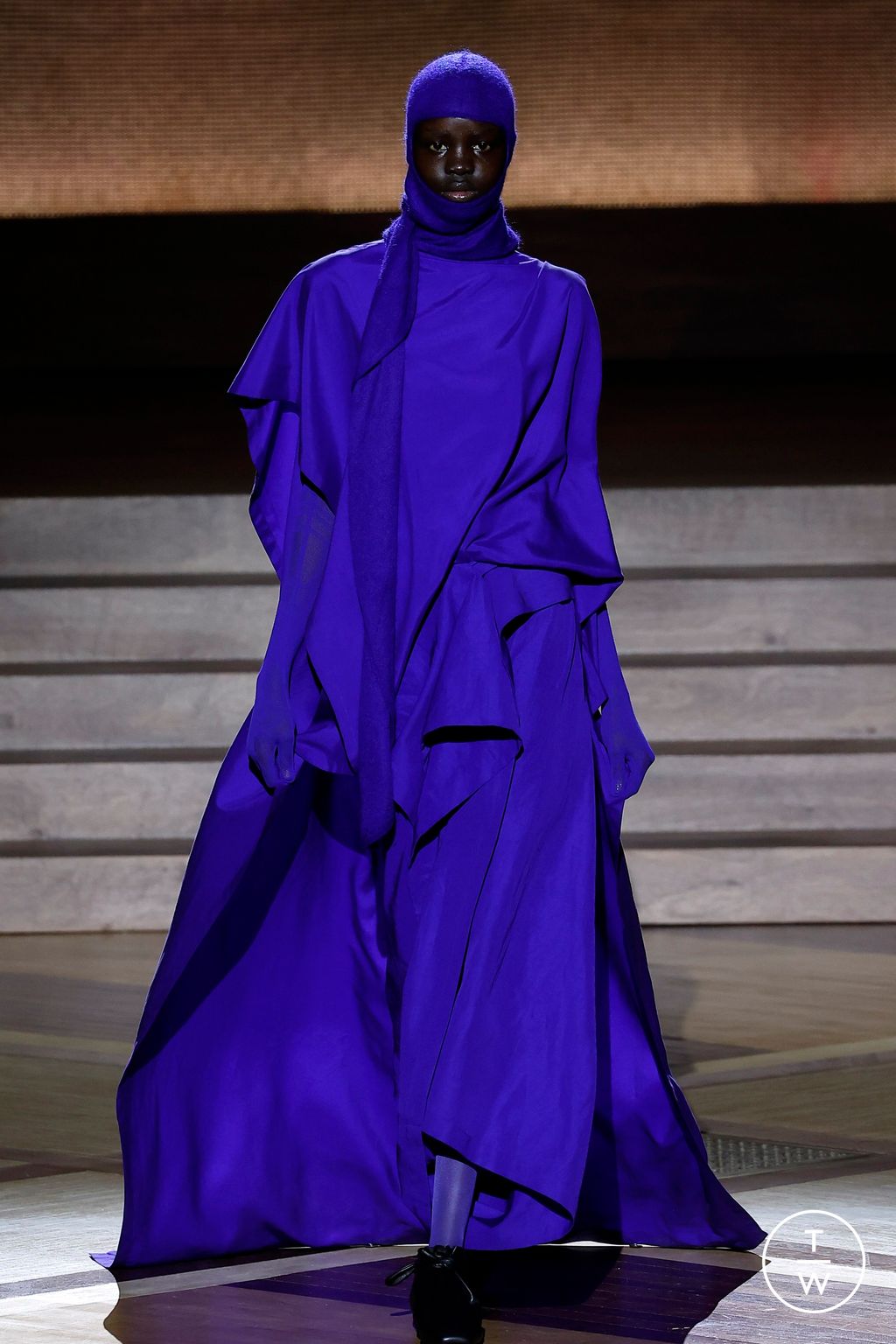Fashion Week Paris Fall/Winter 2024 look 28 from the Issey Miyake collection womenswear