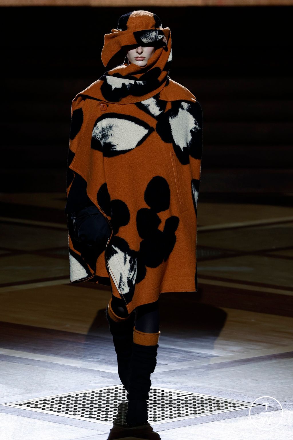 Fashion Week Paris Fall/Winter 2024 look 34 from the Issey Miyake collection womenswear