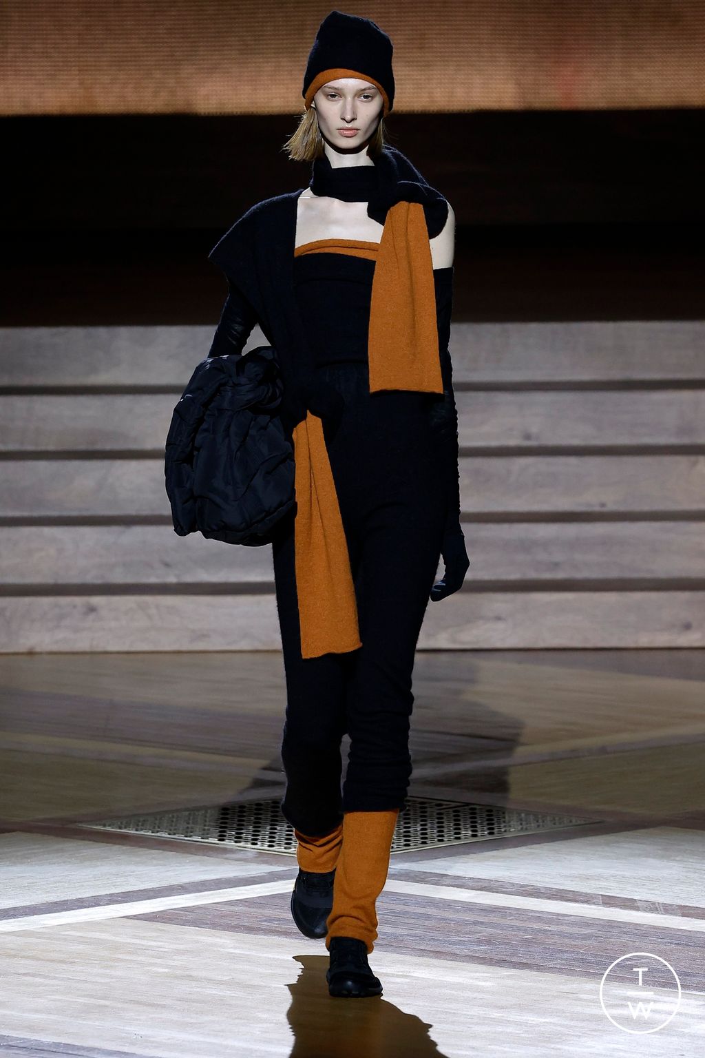 Fashion Week Paris Fall/Winter 2024 look 35 from the Issey Miyake collection 女装