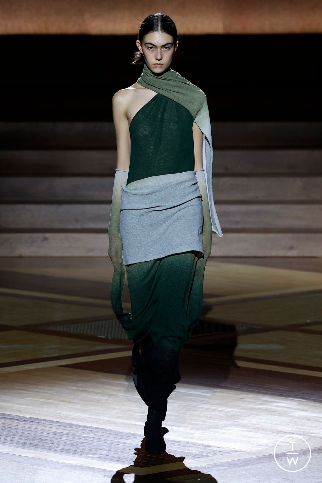 Fashion Week Paris Fall/Winter 2024 look 40 de la collection Issey Miyake womenswear