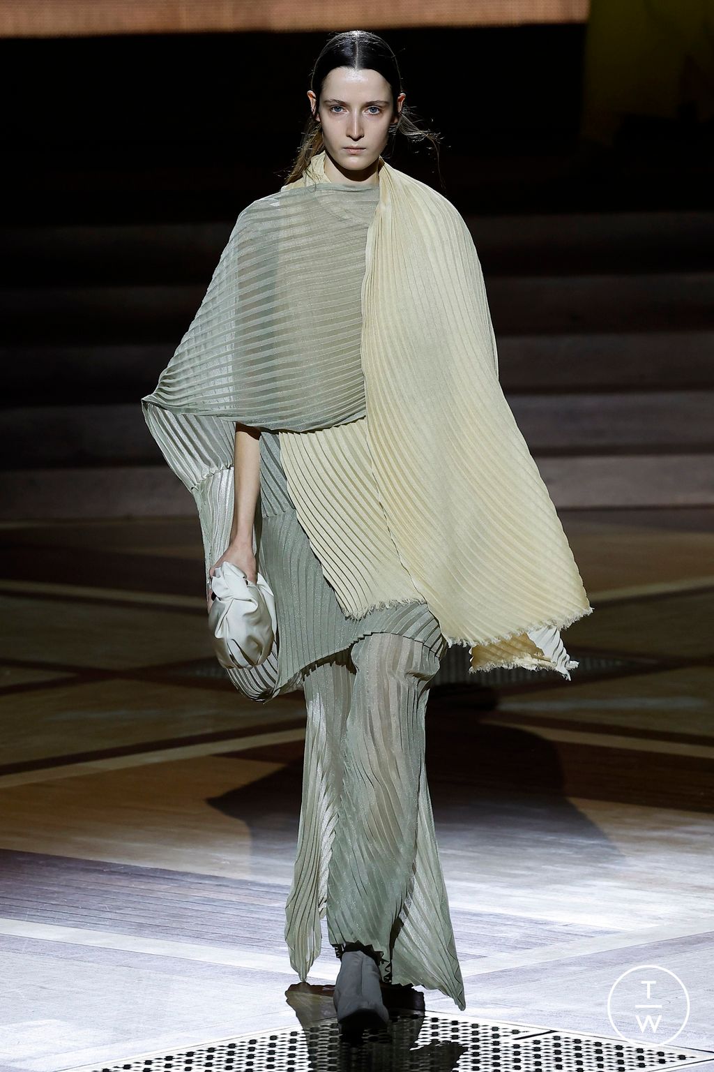Fashion Week Paris Fall/Winter 2024 look 42 from the Issey Miyake collection womenswear