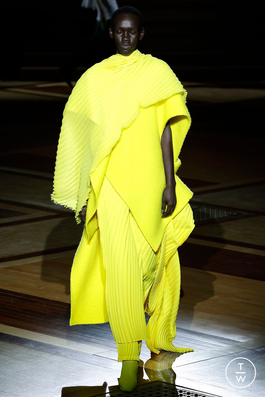 Fashion Week Paris Fall/Winter 2024 look 43 from the Issey Miyake collection womenswear