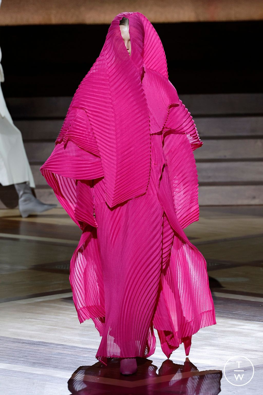 Fashion Week Paris Fall/Winter 2024 look 44 from the Issey Miyake collection womenswear