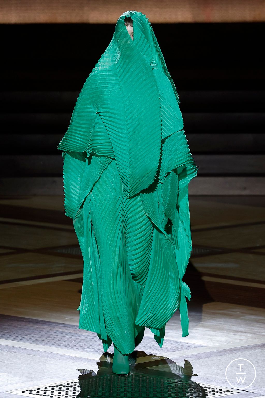 Fashion Week Paris Fall/Winter 2024 look 45 from the Issey Miyake collection womenswear