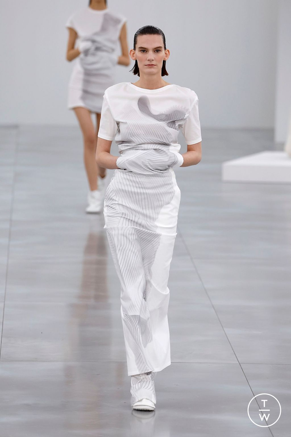 Fashion Week Paris Fall/Winter 2025 look 4 from the Issey Miyake collection womenswear