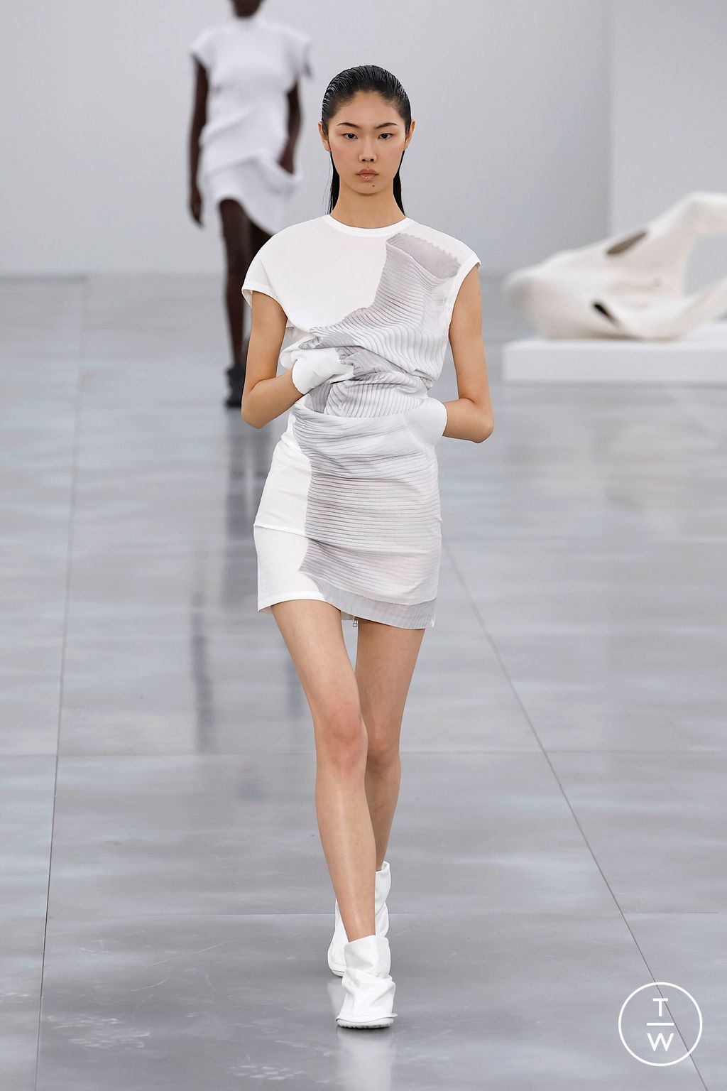 Fashion Week Paris Fall/Winter 2025 look 5 from the Issey Miyake collection womenswear