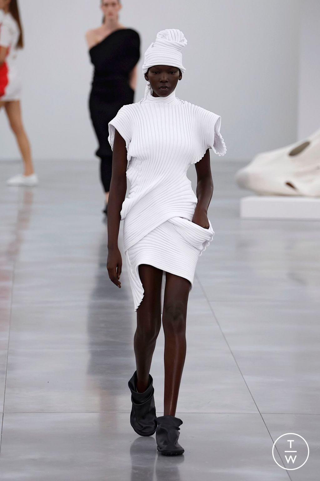 Fashion Week Paris Fall/Winter 2025 look 6 from the Issey Miyake collection womenswear
