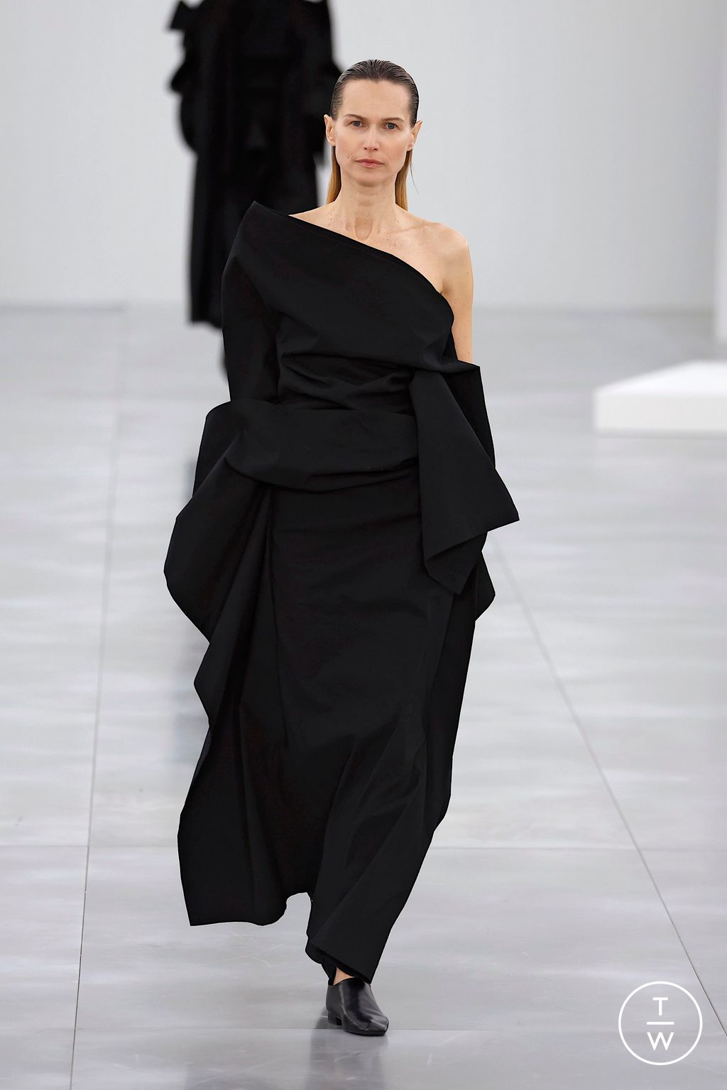 Fashion Week Paris Fall/Winter 2025 look 35 from the Issey Miyake collection womenswear