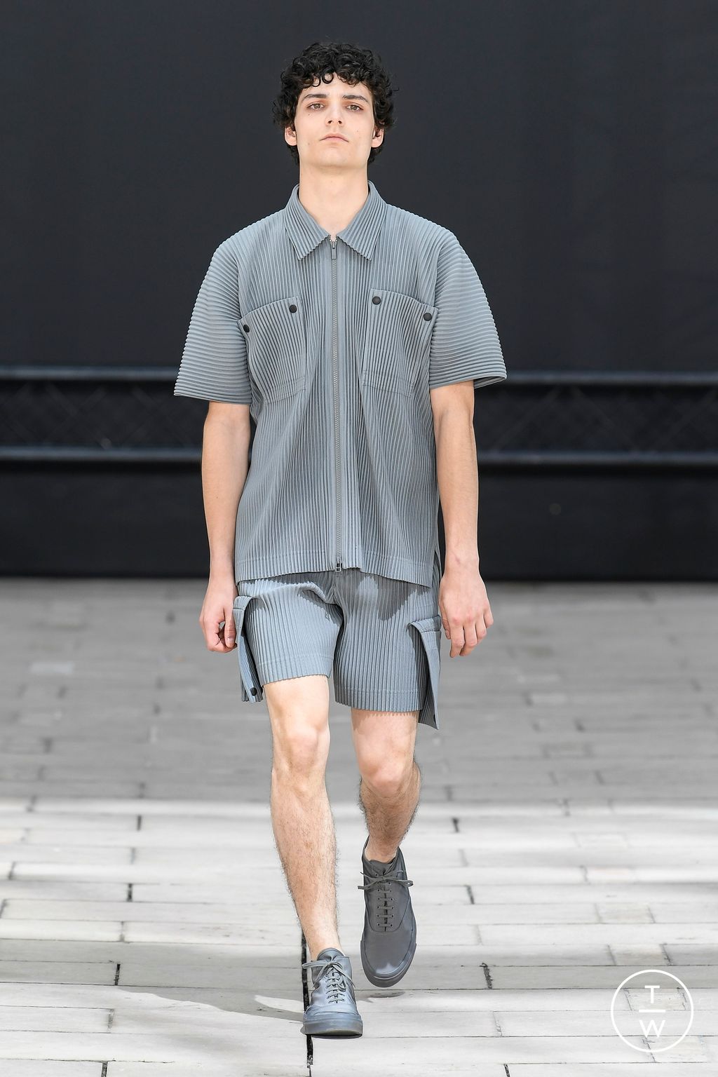 Fashion Week Paris Spring/Summer 2023 look 4 from the Issey Miyake Men collection menswear