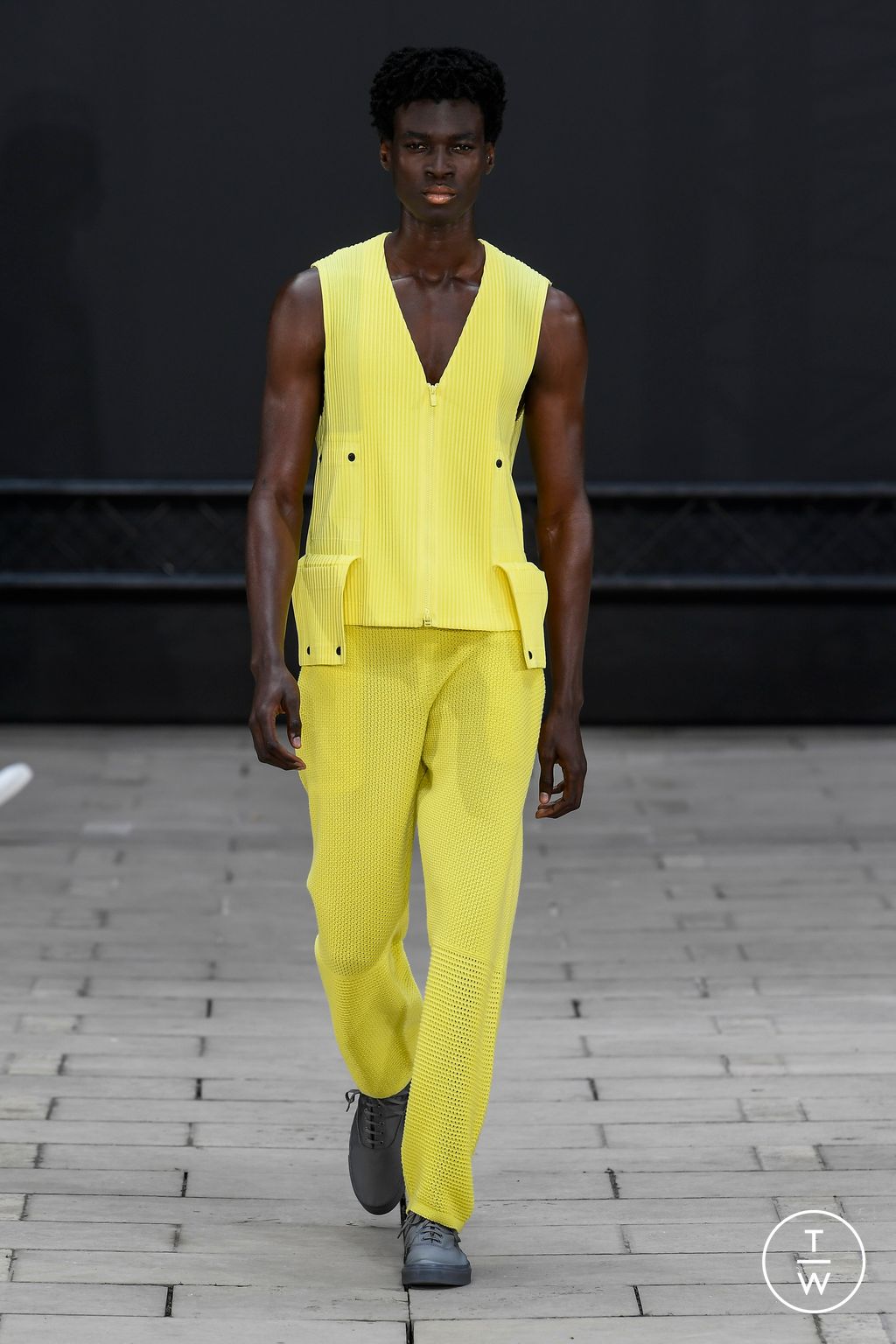 Fashion Week Paris Spring/Summer 2023 look 5 de la collection Issey Miyake Men menswear