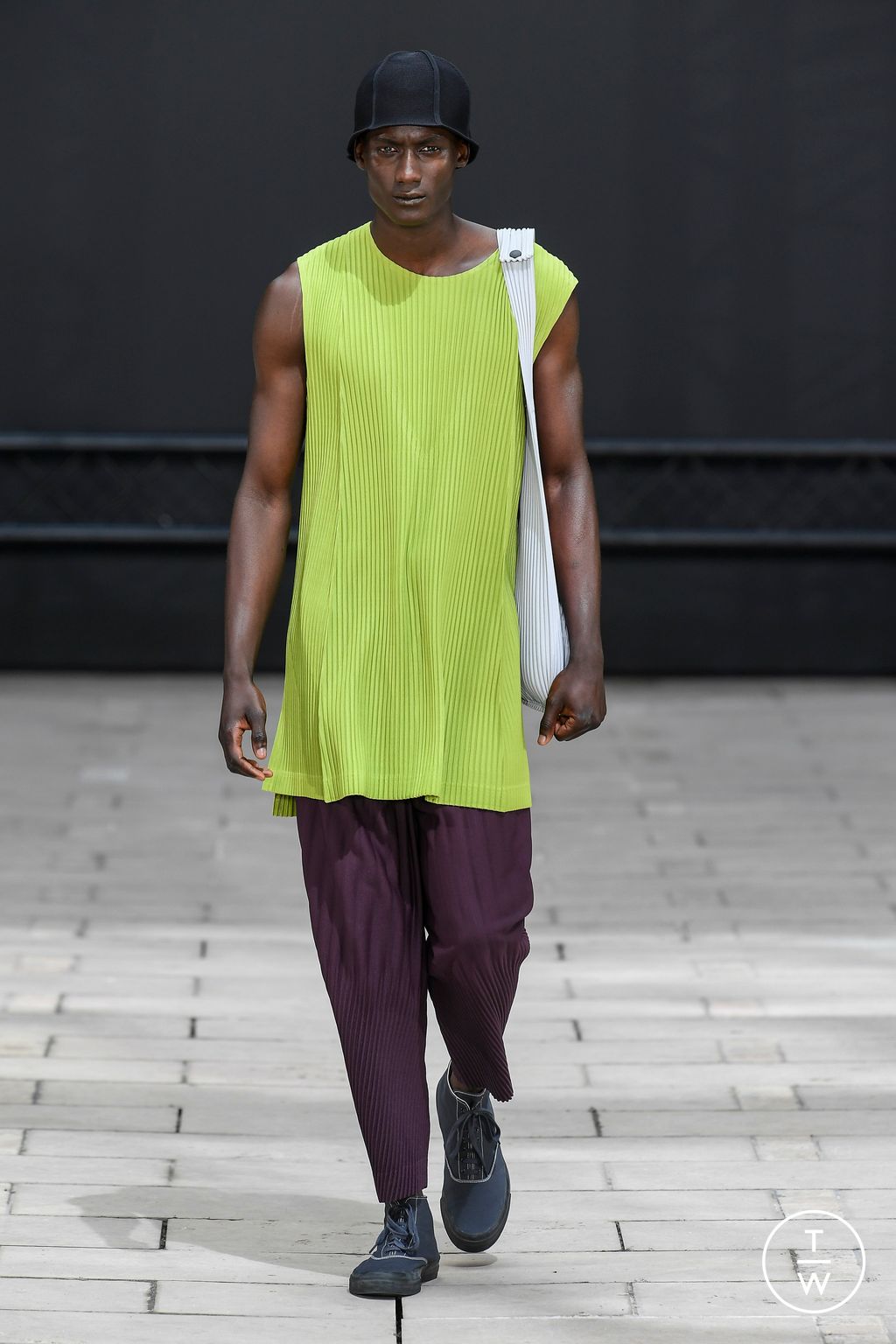 Fashion Week Paris Spring/Summer 2023 look 7 from the Issey Miyake Men collection 男装