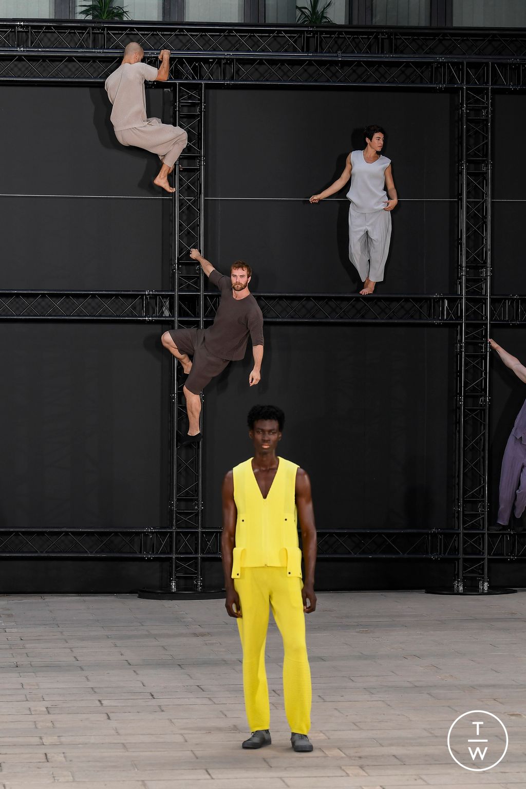 Fashion Week Paris Spring/Summer 2023 look 13 from the Issey Miyake Men collection menswear