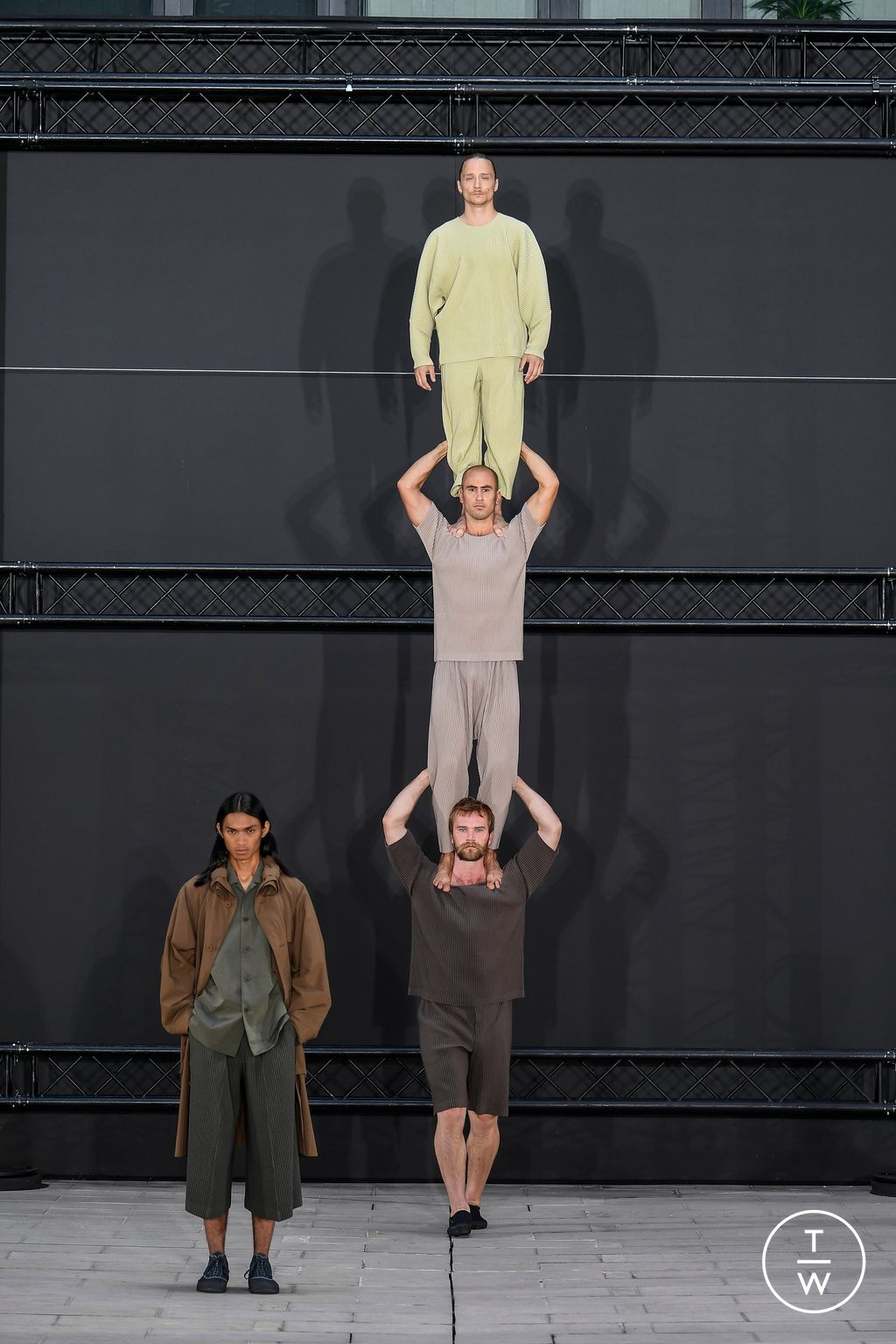 Fashion Week Paris Spring/Summer 2023 look 15 from the Issey Miyake Men collection 男装