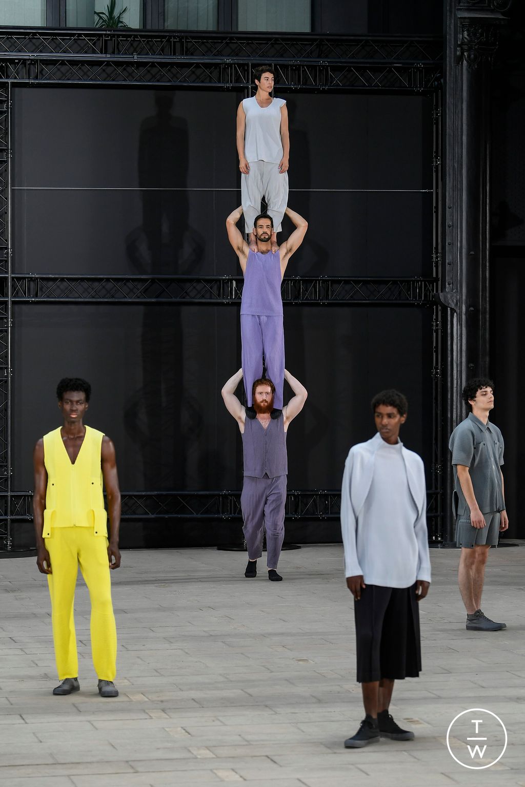 Fashion Week Paris Spring/Summer 2023 look 16 from the Issey Miyake Men collection menswear