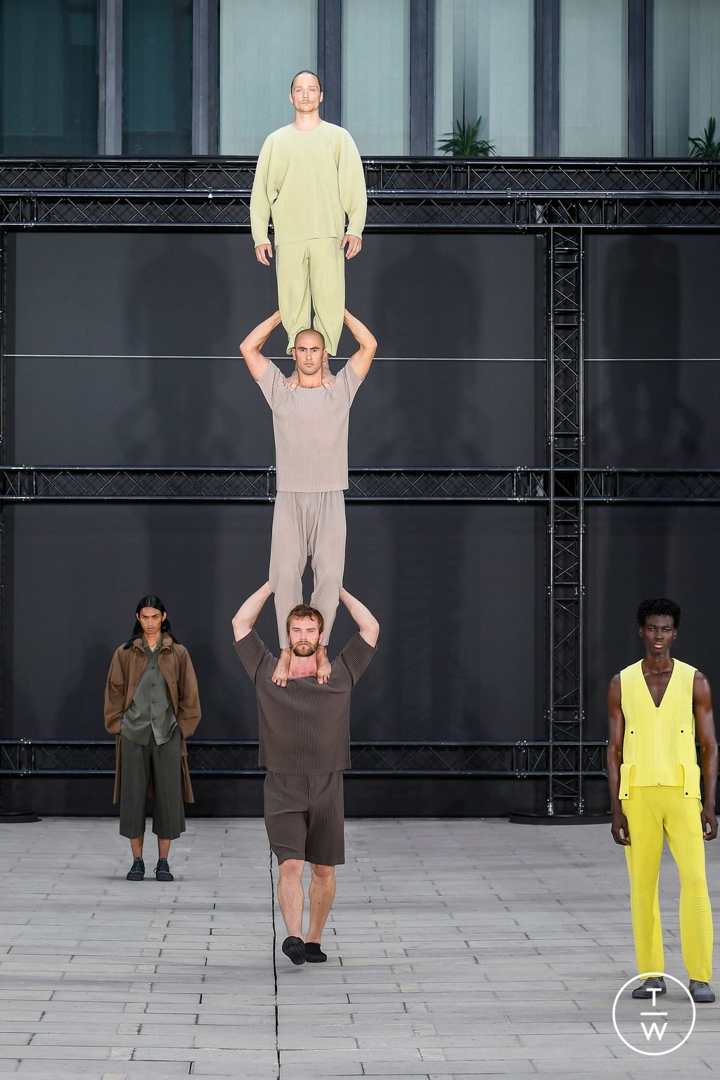 Fashion Week Paris Spring/Summer 2023 look 18 from the Issey Miyake Men collection menswear