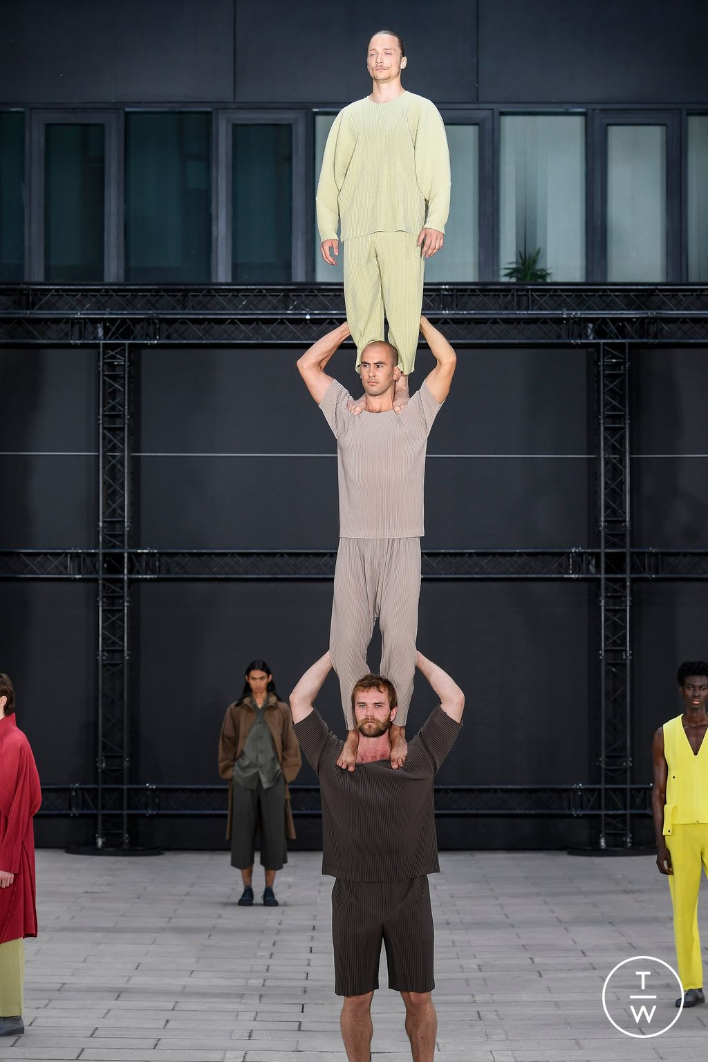 Fashion Week Paris Spring/Summer 2023 look 19 from the Issey Miyake Men collection menswear