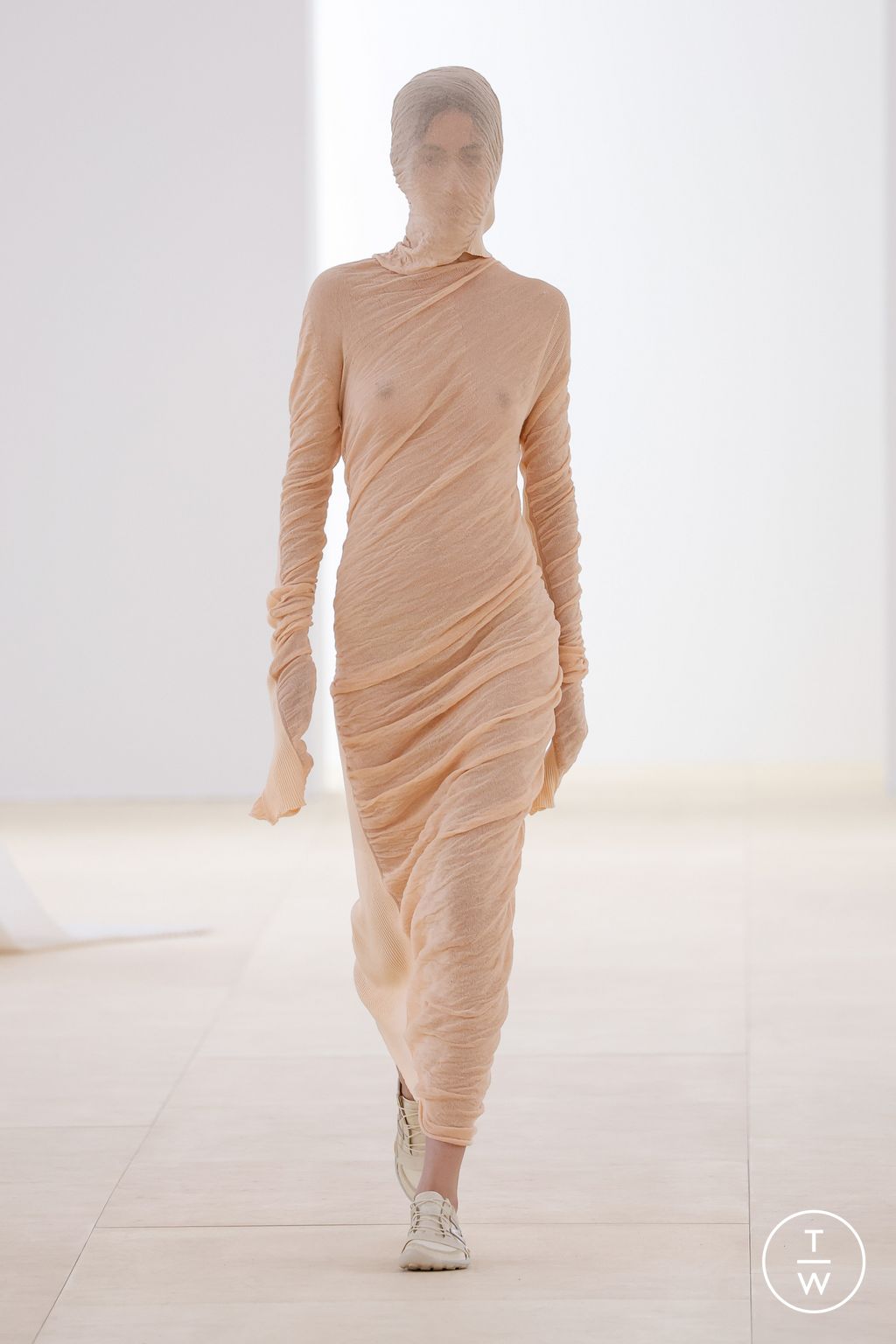 Fashion Week Paris Spring/Summer 2024 look 2 from the Issey Miyake collection 女装