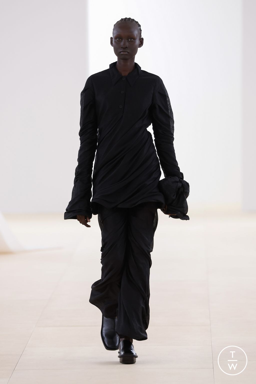 Fashion Week Paris Spring/Summer 2024 look 5 from the Issey Miyake collection womenswear